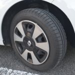 タイヤサイズは前後で異なる。フロントは165/65R15、リアは185/60R15