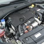 エンジンは1560ccの直列4気筒SOHC 8バルブ ディーゼルターボ。最高出力は68kW（92PS）/4000rpm、最大トルクは230Nm（23.5kgm）/1750rpm。ヘッドの上に設置された遮音・遮熱材は、もうちょっと何とかならないものか