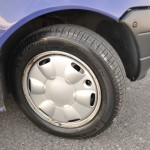 タイヤ＆ホイールのサイズは145/70R13。いまどき70タイヤを履くのは珍しいだろう。しかしこのおかげか、ノンパワーのステアリングでもそれほど重さは感じない