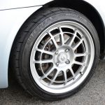 タイヤサイズは195/50R15から195/45R16に変更されたが、乗心地が損なわれているとは感じなかった（むしろ上がっていると思った）。ホイールは当時、SiFoが販売していた軽量の鍛造アルミ。いいデザインだと思う