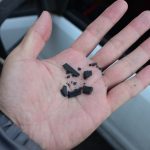 ダッシュボードのプラスチック片をつまむと、簡単に粉々になってしまう……