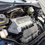 エンジンルームにギッシリと詰め込まれたエンジンは1.8L DOHC 16V。フランス大衆車は全体的にクルマの大きさに対して少し小さいエンジンを積む傾向にあるが、ホットハッチである当該車は小さなボディに強心臓を載せるという方程式に沿ったもの