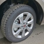 タイヤは195/60R16でホイールはアルミ。足回りは重量も手伝ってか、非常にゆったり上質な印象だ