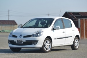 アクの抜けたすっきりしたデザイン。きわだったポイントはないが、全体的なまとまり感はコンパクトカーのお手本のよう。ボディカラーは13色もあるなか、白は珍しい