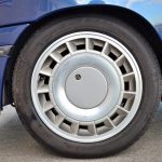 タイヤサイズは185/55R15。ファンのような羽を持つホイールデザインは、アルピーヌV6ターボのそれと近似している