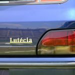 リアは「RENAULT」と「Lutecia」のエンブレムがガーニッシュの上に来ている（ガーニッシュそのものも変更されている）。話によるとバンパーも変更されているらしいが、相違点は認められなかった