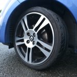 シャシーカップに加え、195/40R17とハイスペックなタイヤ&ホイールを装着。ブラックの部分がブルーにペイントされたホイールもある。シャシースポールは16インチ