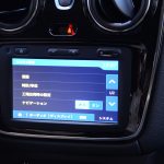 ステップウェイは大画面カーオーディオが標準装備。しかも日本語表記に変換できる！ ただ地図データやラジオの周波数まで日本仕様にはできない。なので、ナビを起動させると何もないところを走ることになる