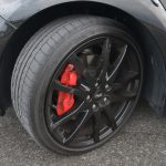 メガーヌRSトロフィー用の18インチ「インテルラゴス」ホイールを履く。タイヤは235/40R18のブリヂストン「RE050A」。赤く塗られたモノブロックのブレンボキャリパーが目を引く