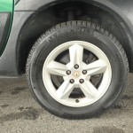 タイヤサイズは215/65R16。FWDのセニックが195/60R15なのですべてにおいてひと回り大きい。おそらくギア比が高く感じるのは、タイヤの大型化によるものだろう