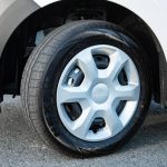 タイヤサイズは185/65R15。アルミホイールの設定はないが、このホイールキャップもシンプルでなかなかいいデザインだと思う